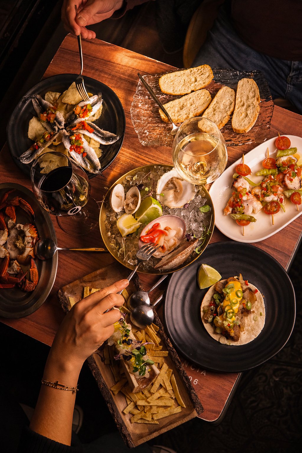 Mesa con platos de La Barra de Ogrelo